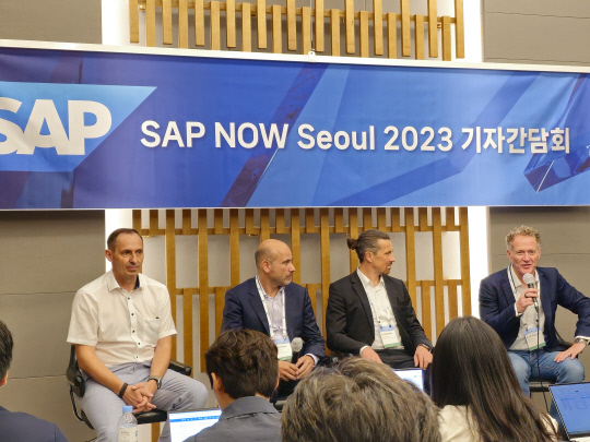 군터 로테르멜(왼쪽부터) SAP 지속가능성 엔지니어링 총괄, 루돌프 호이스 SAP S/4HANA 클라우드 엔지니어링 총괄, 요 바일바흐 SAP BTP 엔지니어링 총괄, 폴 매리엇 SAP APJ 회장이 'SAP 나우 서울 2023' 행사에서 기자들의 질문에 답하고 있다. 팽동현 기자